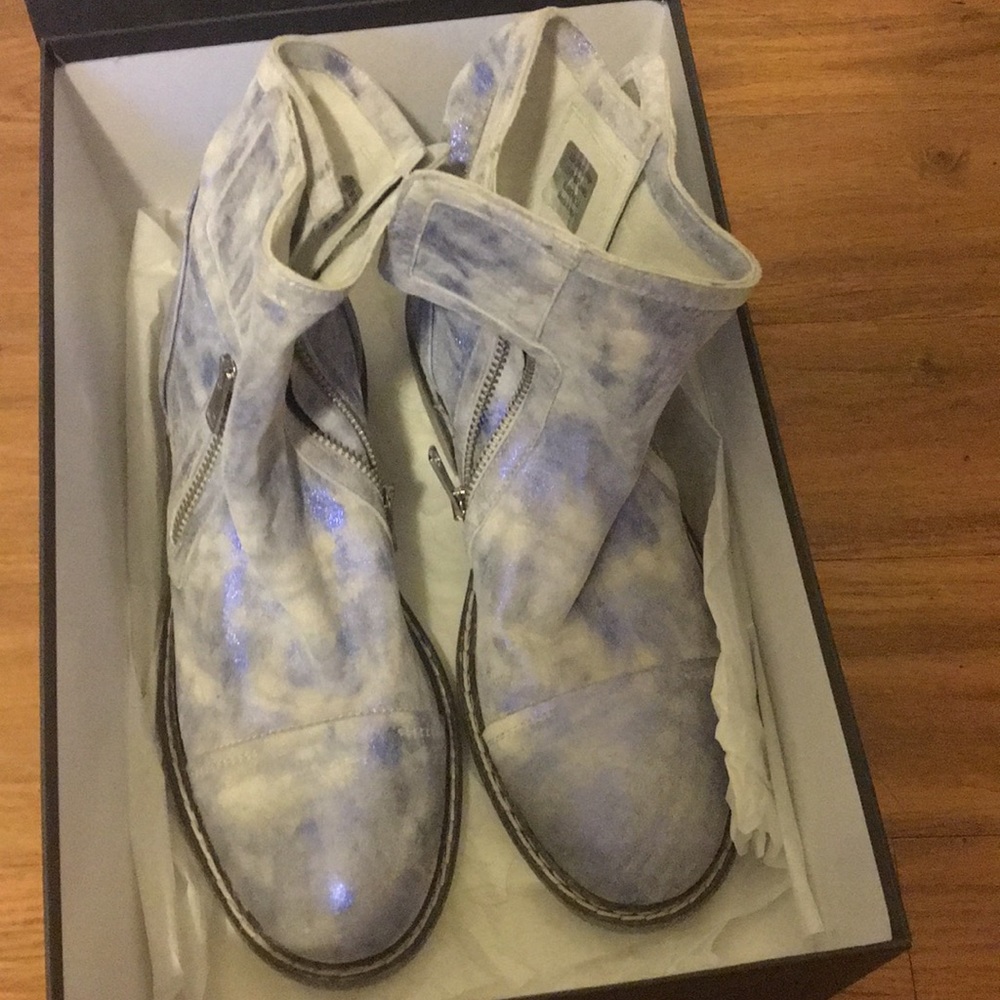 A never worn before pair of Now boots .